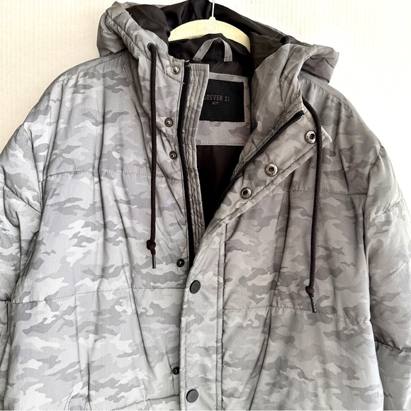 Men's Gray Reflective Camo Puffer Jacket - Size M - Picture 2 of 9